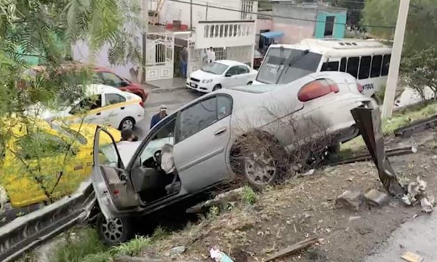Tras derrape termina en jardinera