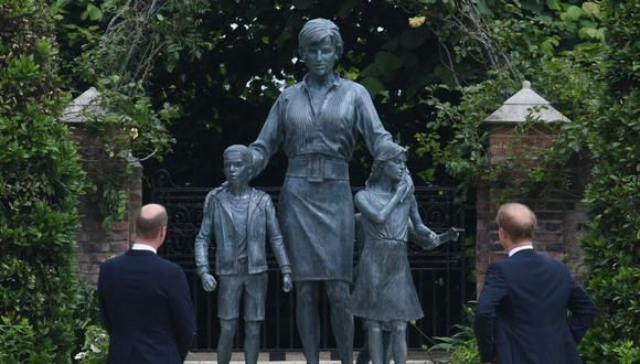 Príncipes William y Harry develan estatua de la Princesa Diana