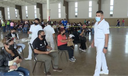 En Saltillo módulos se quedan sin dosis y con largas filas