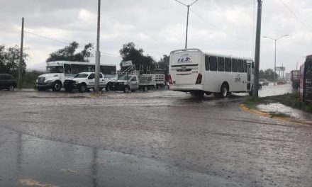 Torrencial lluvia sorprende a Saltillenses, dejó caos vial, cierre de calles y otros daños