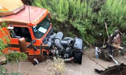 Tráiler que se duerme… se lo lleva la corriente