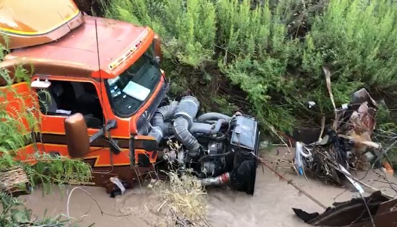 Tráiler que se duerme… se lo lleva la corriente