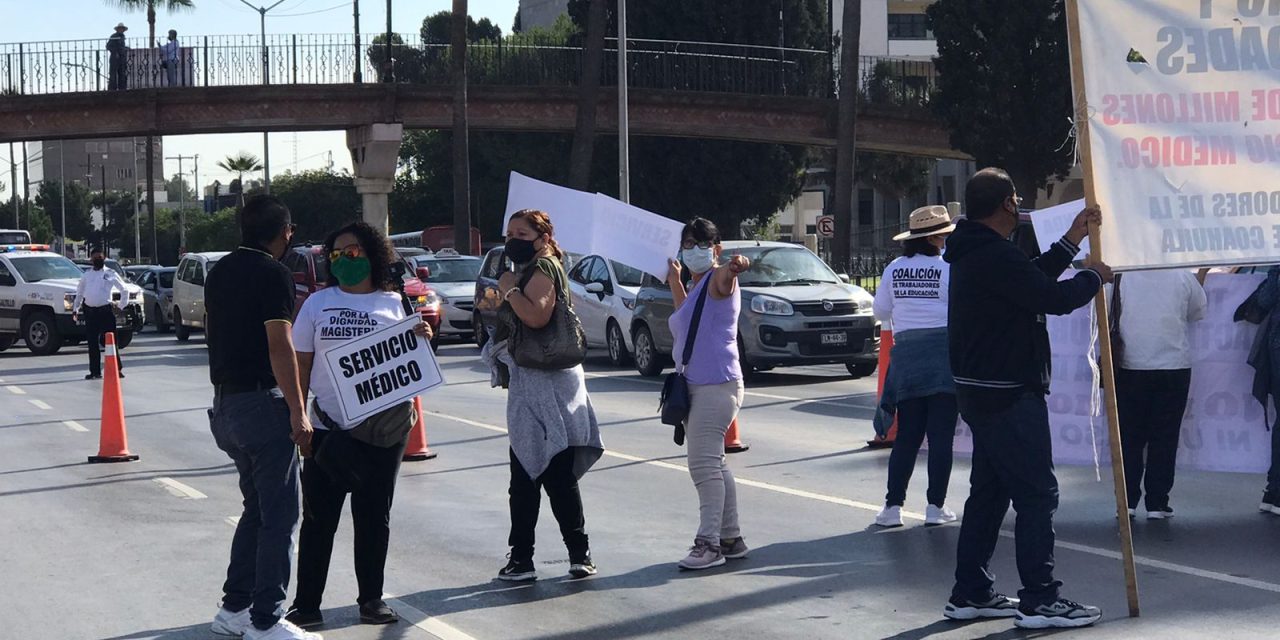 Maestros de la Coalición bloquean V. Carranza en Saltillo