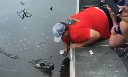 VIDEO. Usa la boca de un caimán para abrir una cerveza