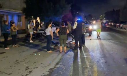 Vehículo embiste a motociclista y se da a la fuga, en Saltillo