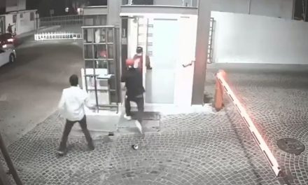 Dos jóvenes golpean salvajemente a un viejito en Querétaro (video)