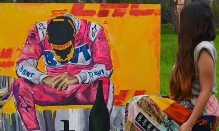 «Checo» Pérez recibe y reacciona a pintura que le regaló una fan