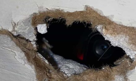 Exhiben cámara escondida en baño de mujeres en un bar en Zacatecas