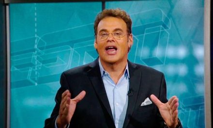 ‘Los uniformes son simple tela’; David Faitelson sale en defensa de jugadoras de softbol