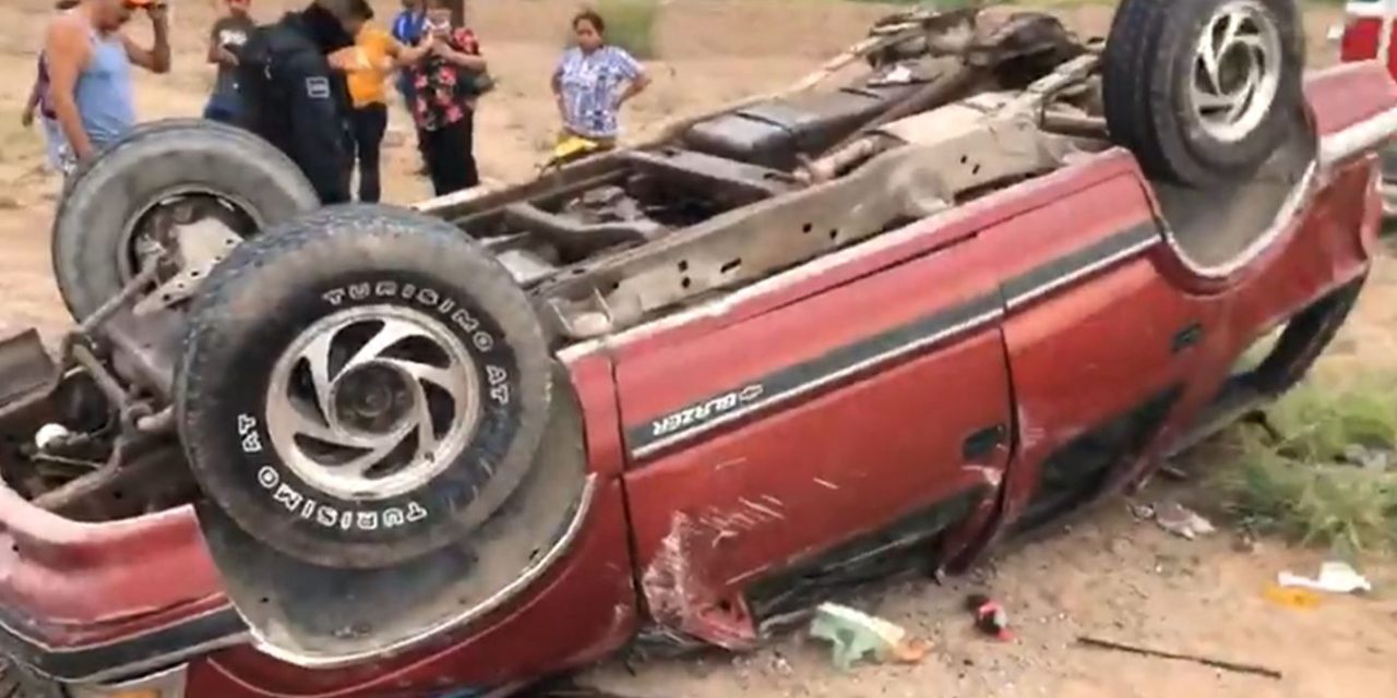 Volcadura deja a dos personas lesionadas en la carretera a Torreón