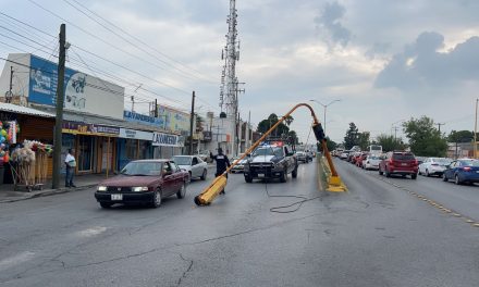 Trailero tumba semáforo en Saltillo y se da a la fuga