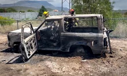Arde camioneta que adulto mayor compró con su pensión en Saltillo