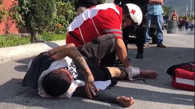 Le pegan con un machete y con un martillo a un hombre