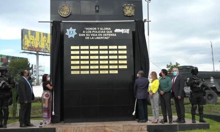 Develan muro de honor a policías caídos en Coahuila