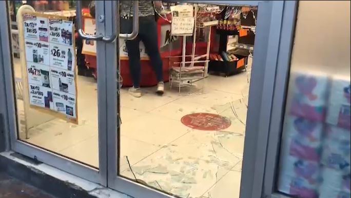 Daña y roba OXXO pero son descubierto por vigilante