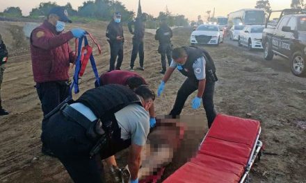 Pasajeros golpean y desnudan a ladrón que intentó robar en una combi