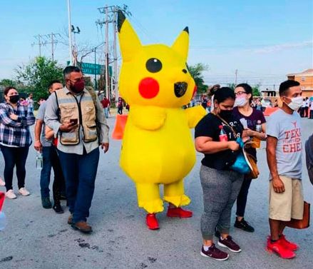 Pikachu se aplica vacuna anticovid en Nuevo Laredo