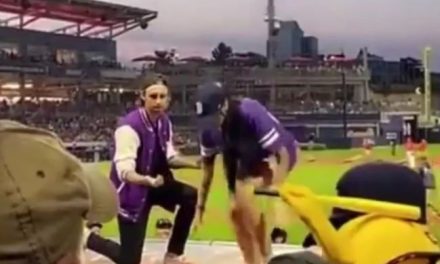 Le da el anillo en estadio de béisbol y propuesta le sale mal