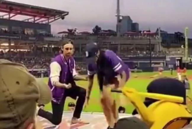 Le da el anillo en estadio de béisbol y propuesta le sale mal