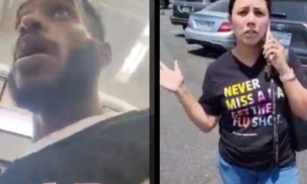 Mujer acusa a hombre afroamericano de robar celular a su hijo