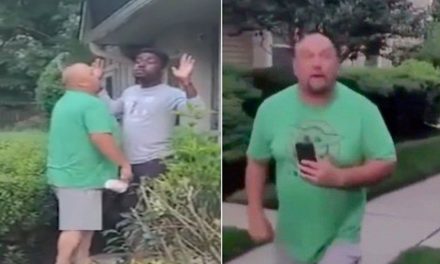 ‘Esto no es África’; hombre insulta a sus vecinos en Estados Unidos