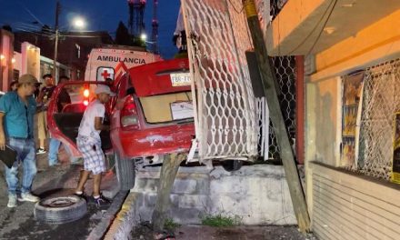 Se le va de reversa el carro e impacta contra domicilio