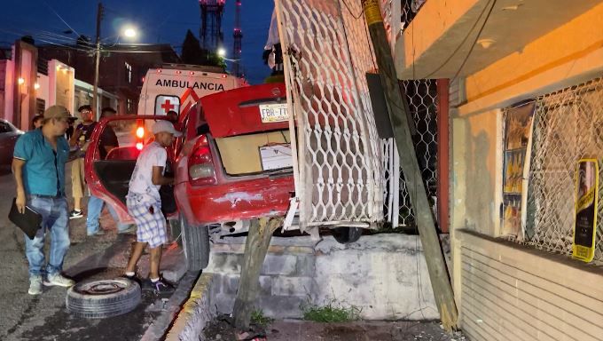 Se le va de reversa el carro e impacta contra domicilio