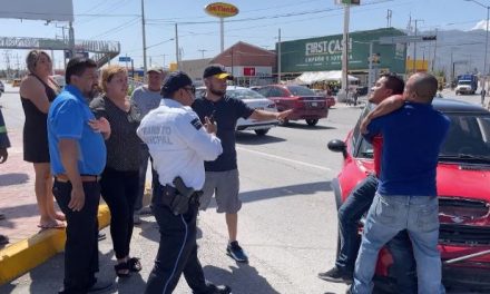 Mujer provoca accidente y su esposo comienza a insultar a los afectados llegando a los golpes