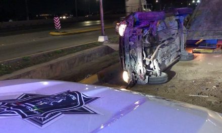 Velocidad lo lleva a volcar en Saltillo