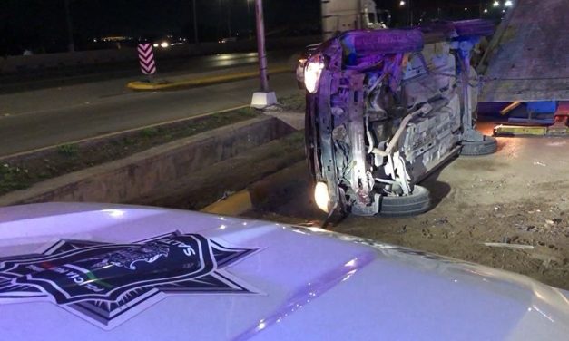 Velocidad lo lleva a volcar en Saltillo