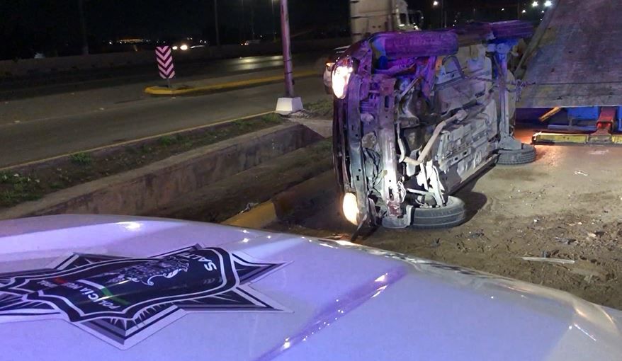Velocidad lo lleva a volcar en Saltillo