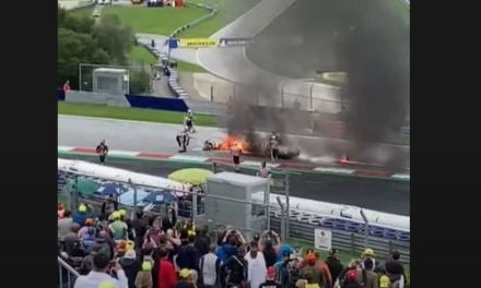 Piloto sale volando y su moto se incendia (video)