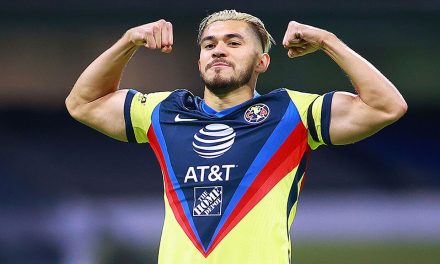 Henry Martín defiende a fan que era sacado del estadio (video)