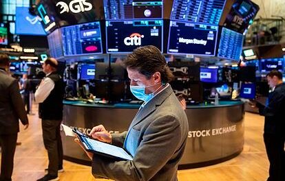 Retrocede Wall Street y se aleja de récords