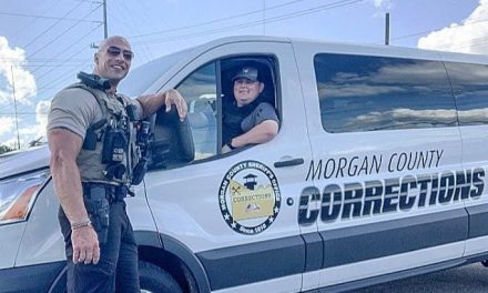 El doble de ‘La Roca’ es policía y se vuelve la nueva estrella de las redes sociales