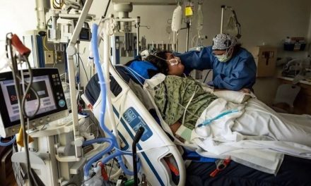 ‘Es la peor crisis de salud pública’, médicos renuncian a hospitales saturados en Texas