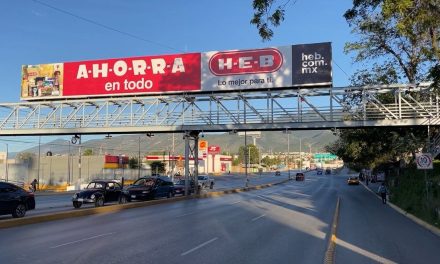 Rescatan a mujer; quería lanzarse de un puente