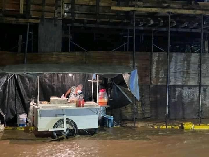 Captan a taquero que sigue vendiendo en pleno huracán Nora