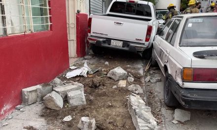 Abuelito causa caos en la Provivienda; provoca daños en vivienda y autos estacionados