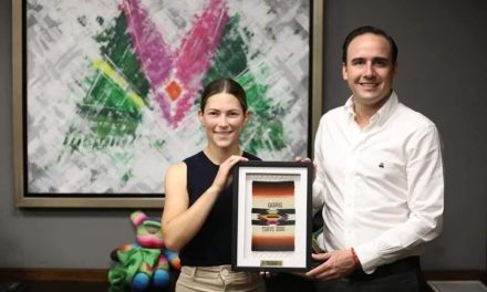 Manolo Jiménez reconoce a atleta de Saltillo que participó en Tokio 2020