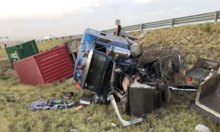 Trailero dormita y vuelca en la 57