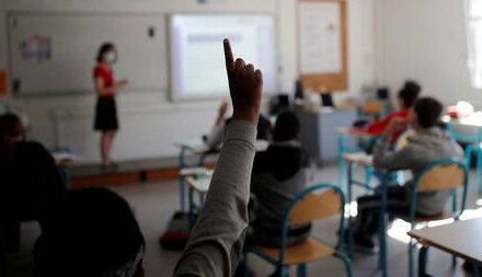 Maestra no vacunada y sin mascarilla contagia a sus alumnos de COVID-19