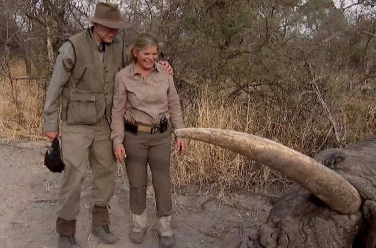 Exhiben a jefe de Asociación Nacional del Rifle y su esposa matando elefantes en África (video)