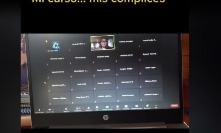 Maestra hace broma para que sus alumnos prendan las cámaras (Video)
