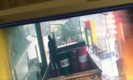 Hombre se salva por centímetros de ser aplastado por roca (video)
