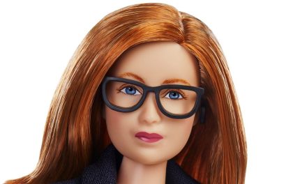 Creadora de vacuna AstraZeneca es recreada en muñeca Barbie
