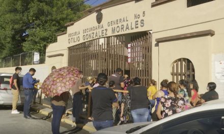 Se manifiestan en La Minita por el cobro de cuotas escolares