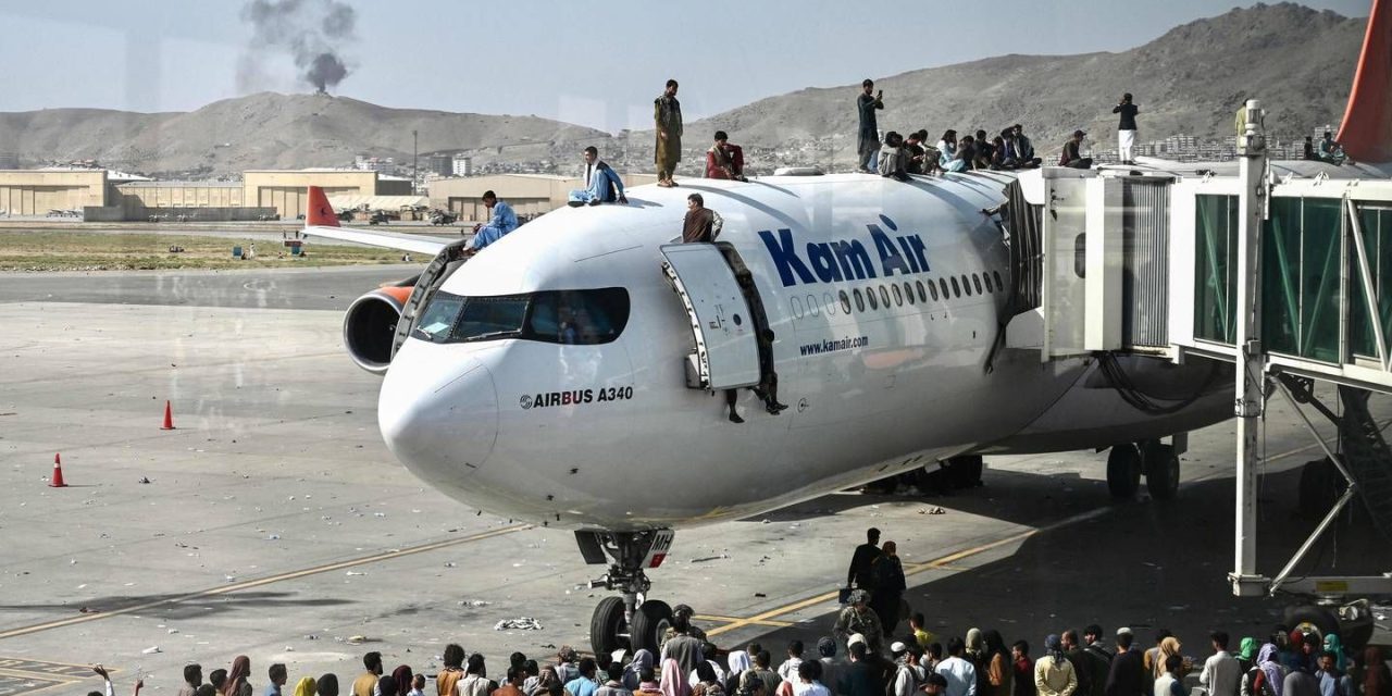 Hallan restos humanos en avión de EEUU procedente de Kabul