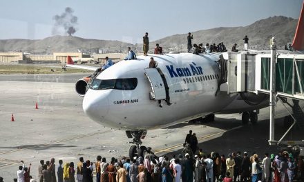 Hallan restos humanos en avión de EEUU procedente de Kabul