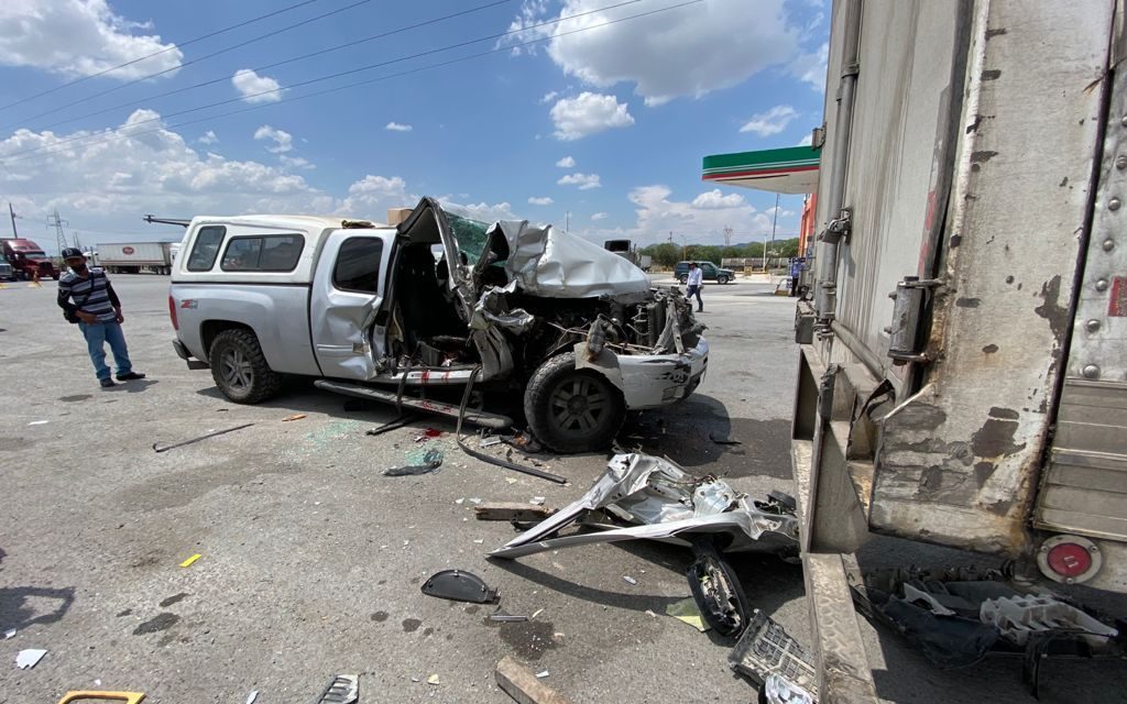 Mujer termina prensada en accidente en la carretera Saltillo-Monterrey